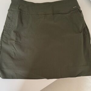S.C. & CO Khaki Green Stretch Skort Size US Size 8